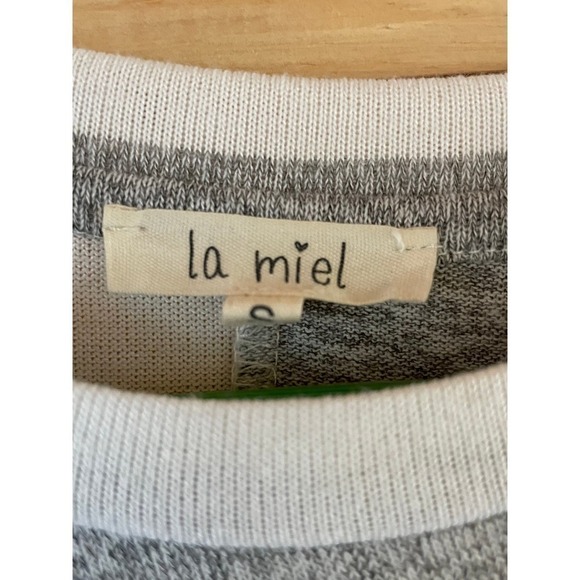 Women's La Miel white/grey striped over sized blouse. Size Small. - Picture 2 of 3